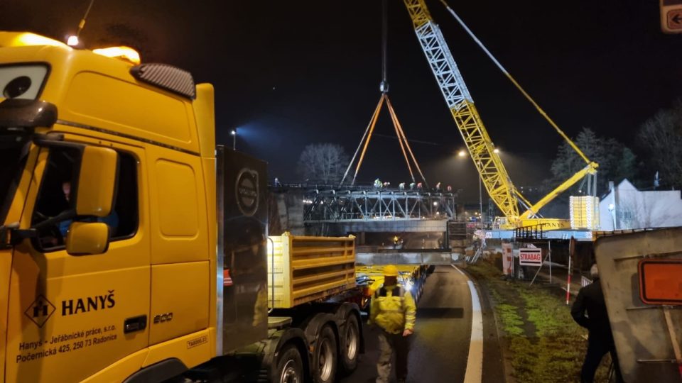 Stavbaři během noci demontovali ve Střelecké ulici v Ústí nad Labem jeden ze železničních mostů