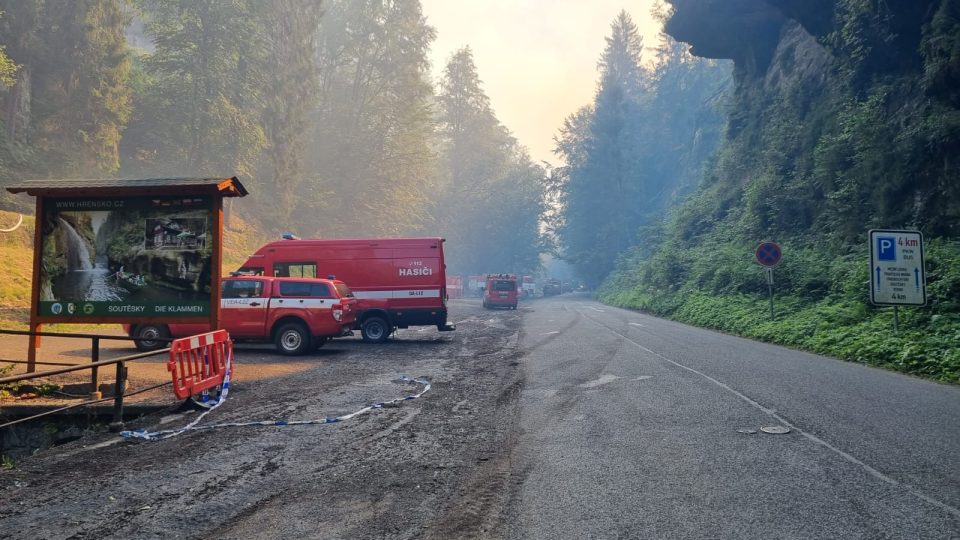 Hasiči druhý den zasahují u požáru v Národním parku České Švýcarsko