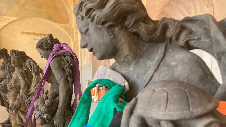 Do Růžové zahrady na zámku v Děčíně se vrátily barokní sochy