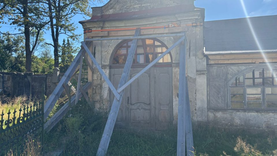 Druhou část ambitu v areálu kostela sv. Jiří v Chřibské oprava teprve čeká | foto: Daniela Pilařová, Český rozhlas Druhou část ambitu v areálu kostela sv. Jiří v Chřibské oprava teprve čeká