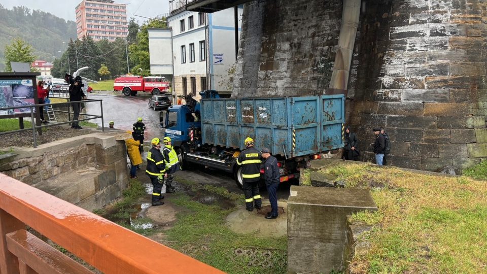 Hasiči začali v Děčíně se stavbou protipovodňové stěny na Smetanově nábřeží