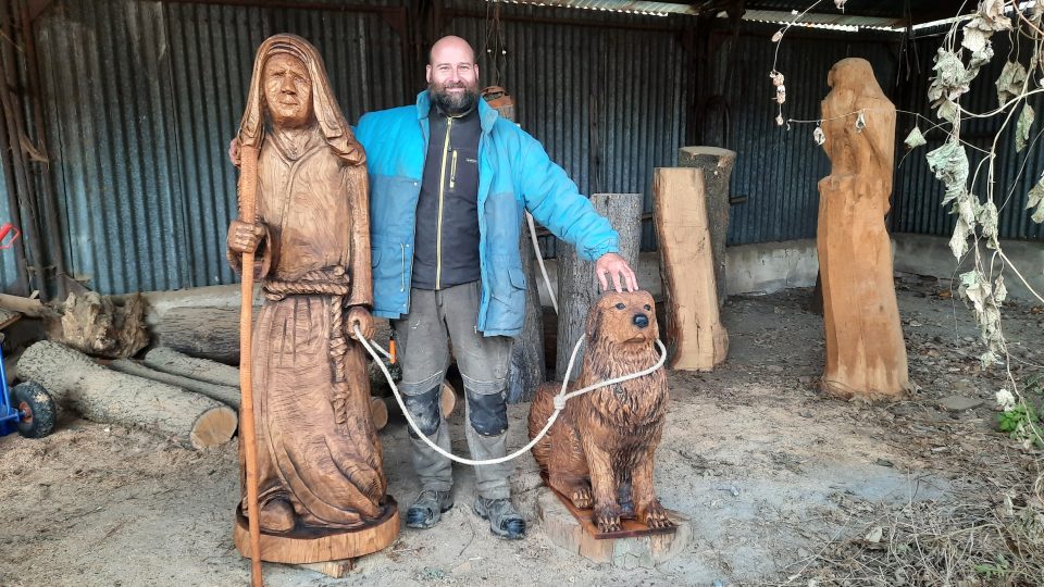 Řezbář Zdeněk Lamka pracuje na dalších postavách svého betlému