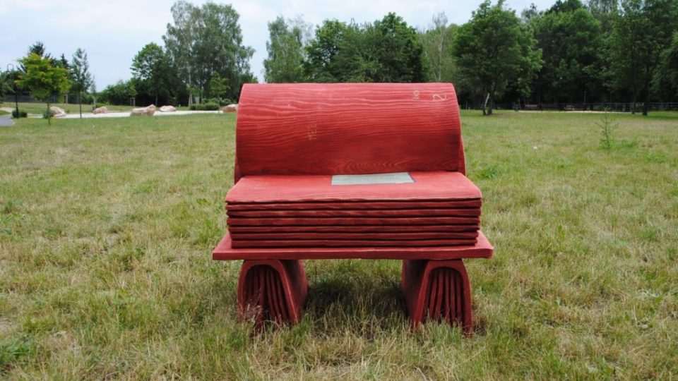 Originální lavičky vyřezané při výtvarném sympoziu v Jirkově