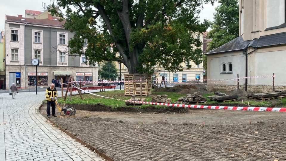 Římskokatolická farnost začala na vlastní pěst s obnovou parku na Husově náměstí v Děčíně