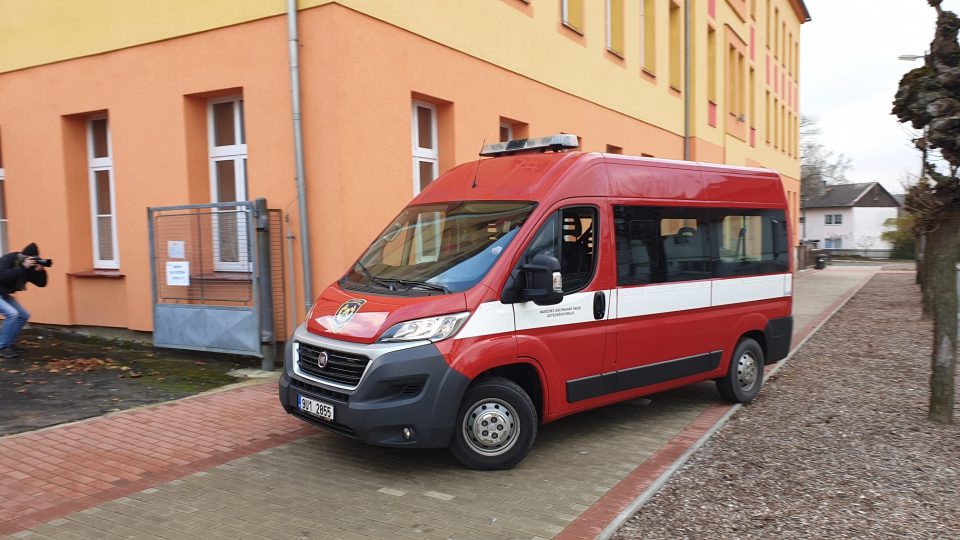 S plošným testováním učitelů na covid-19 pomáhali hasiči například v Jiříkově