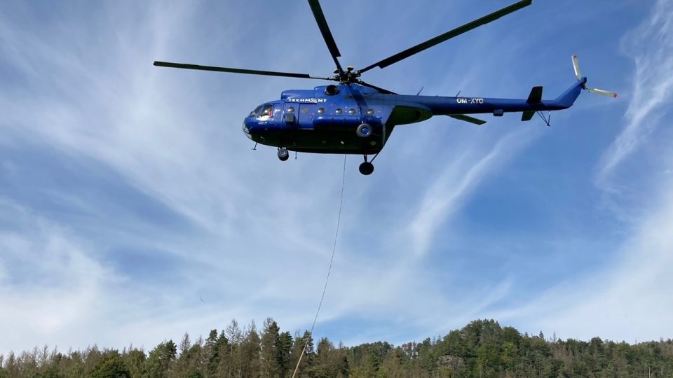 Na skalní hrádek Šaunštejn v Českém Švýcarsku dopravil materiál vrtulník