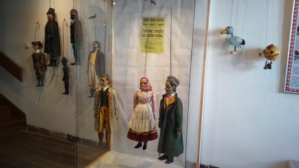 Lounské muzeum uspořádalo výstavu na počest stoletého výročí místního Loutkového divadla