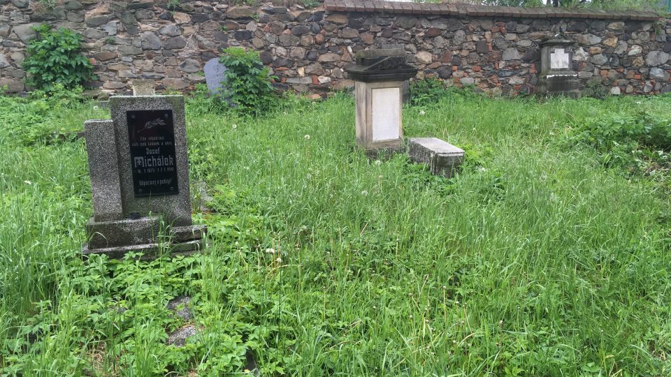 Dobrovolníci z Česka i Německa zachraňují pustnoucí hřbitov v Chouči