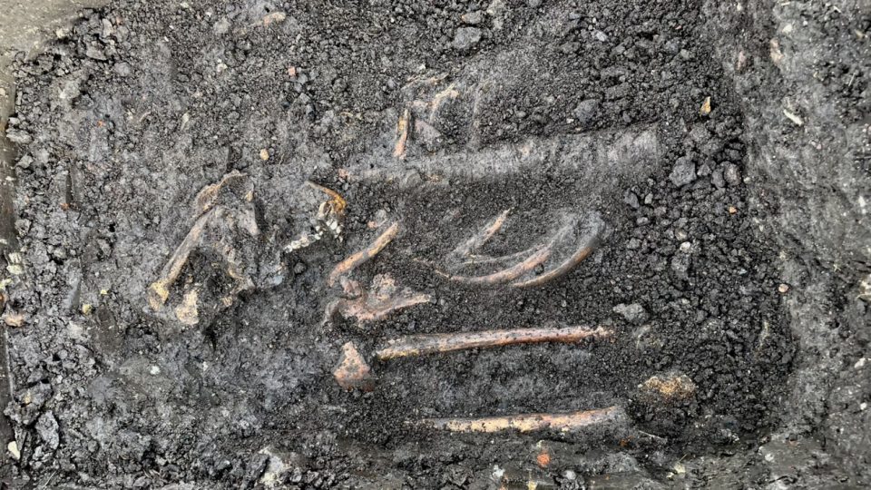 Okolí kaple svatého Václava v polích u Blšan zkoumají archeologové