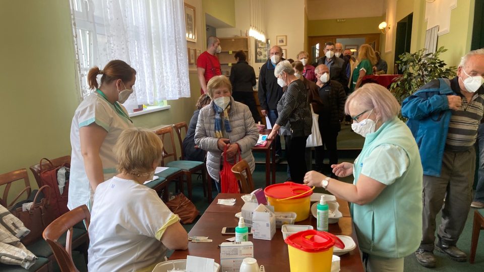 Vedení Krásné Lípy zorganizovalo pro všechny své seniory starší 70 let hromadné očkování