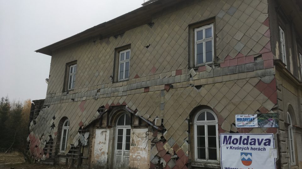 Moldava v Krušných horách, nádražní budova | foto: Gabriela Hauptvogelová Moldava v Krušných horách, nádražní budova