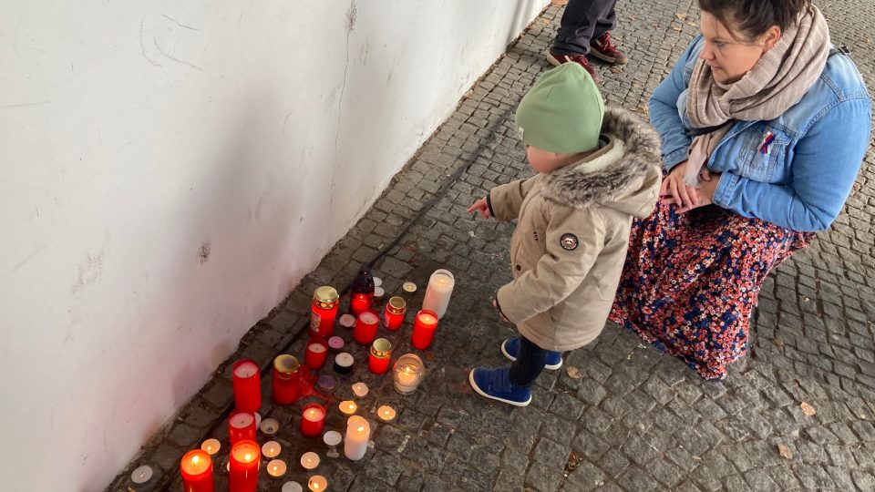 V Litoměřicích si lidé připomínají události 17. listopadu u busty Václava Havla