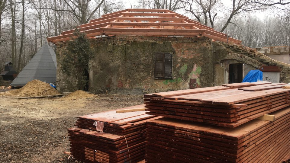 Rekonstrukce vyhořelého výletního zámečku ve Mstišově na Teplicku potrvá do jara 2021
