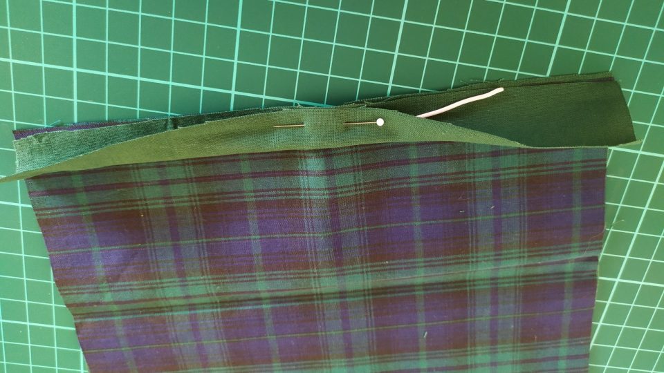 Proužek si přeložíme na půl a přišpendlíme tak, aby drátek zůstal ve vzniklém tunýlku | foto: Petra Králová Proužek si přeložíme na půl a přišpendlíme tak, aby drátek zůstal ve vzniklém tunýlku