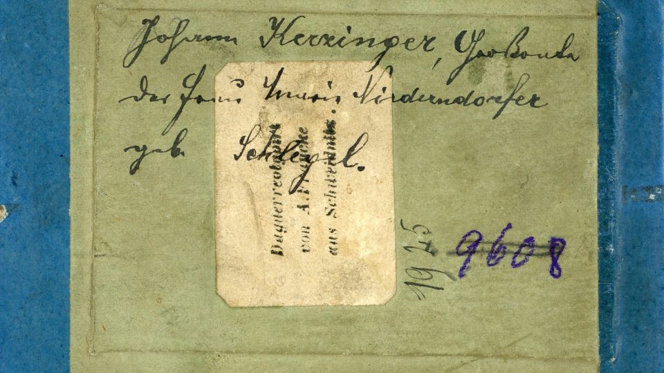 Zadní strana dagguerrotypie portrétu muže, text: Johan Kerzinger Grossvete der Frau Maria Niederdörfer geb.(orene) Schlegel.  Daguerrotypiert von A. Francke Schweidnitz, osminová deska 5,4 x 8,1 cm, datace 1847-1855, evropský typ