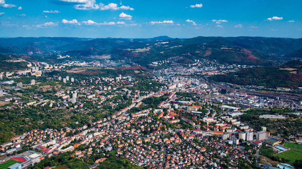 Ústí nad Labem leží na soutoku řek Labe a Bíliny mezi Českým středohořím a Krušnými horami. Je univerzitním městem s průmyslovou tradicí a sportovním zázemím, důležitým železničním a silničním uzlem, nemá ale mnoho dochovaných historických památek