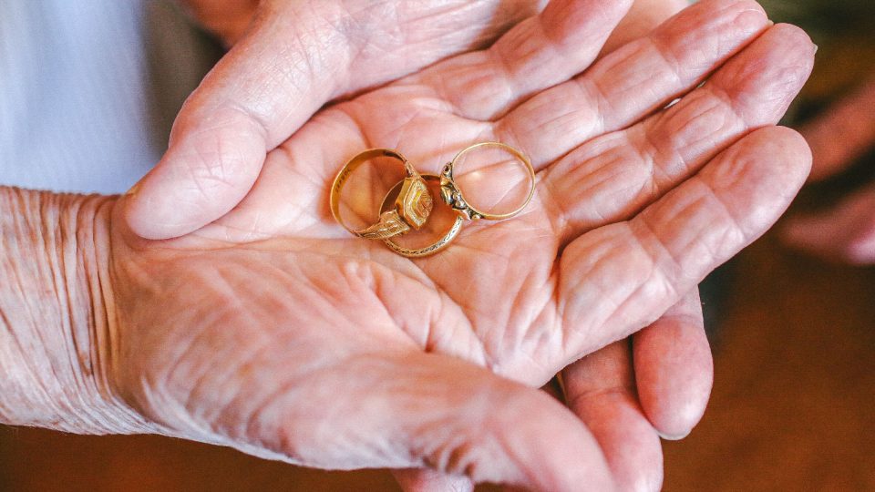 Snubní prstýnky stále drží | foto: Jana Volková Snubní prstýnky stále drží