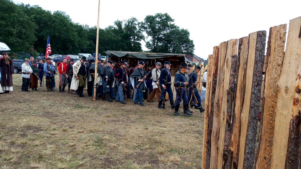 Indiáni a americká kavalérie svedli boj o tábor dřevařů v Březně u Chomutova