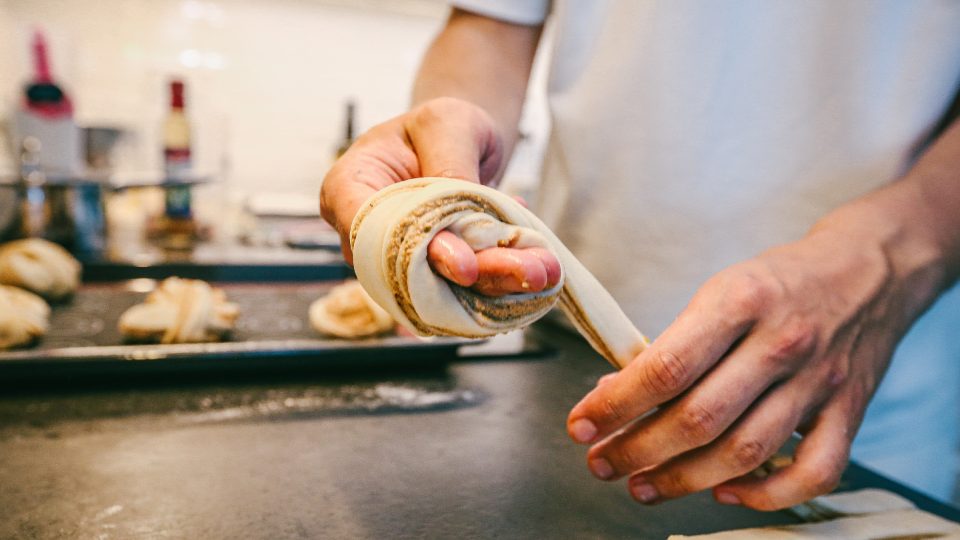 Každý pruh namotáme přes tři prsty | foto: Jana Volková Každý pruh namotáme přes tři prsty