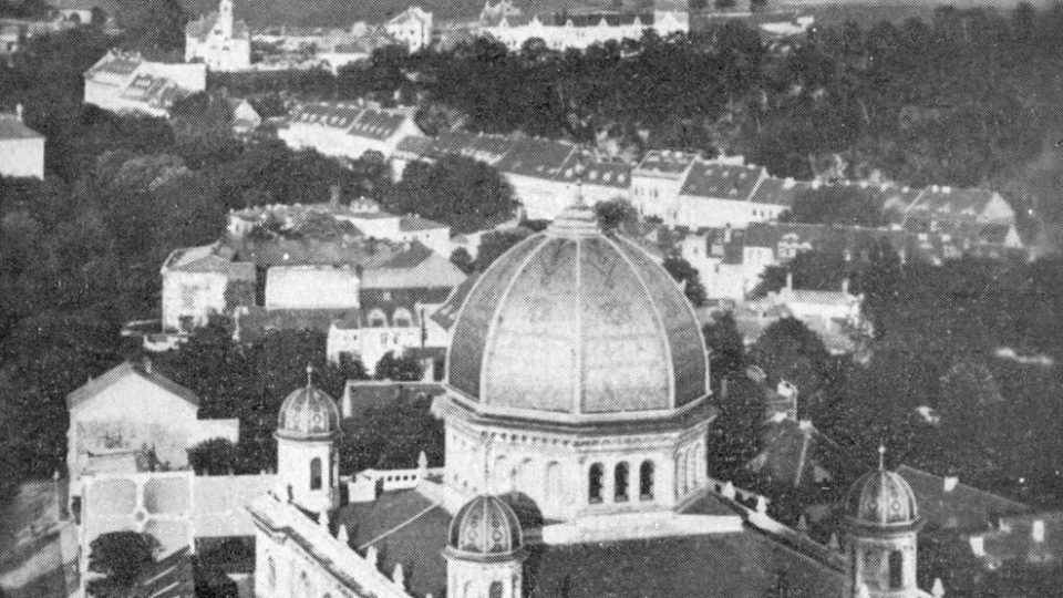 Synagoga se stala dominantou Teplic. V pozadí hrad Doubravka