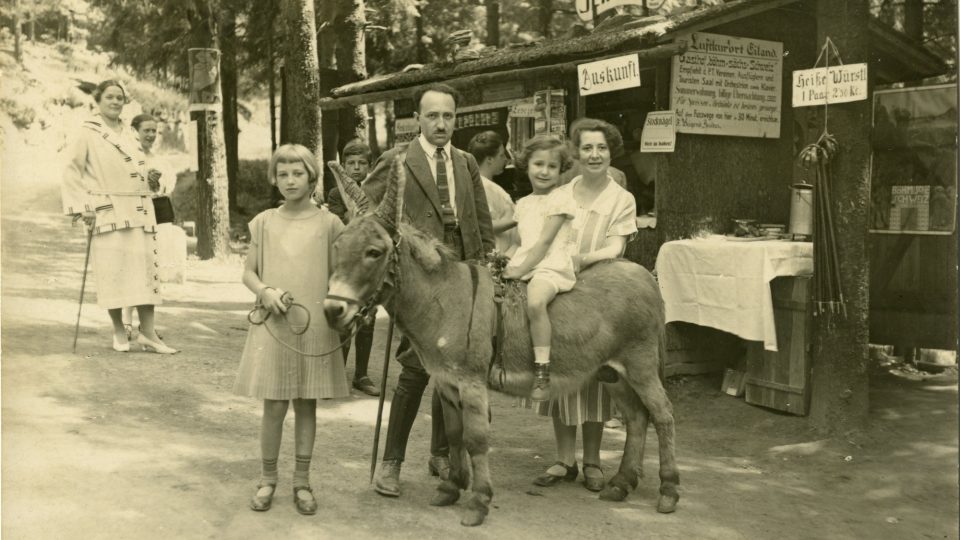 Výlet do tisských stěn s rodiči 1926, Lilli sedí na oslu