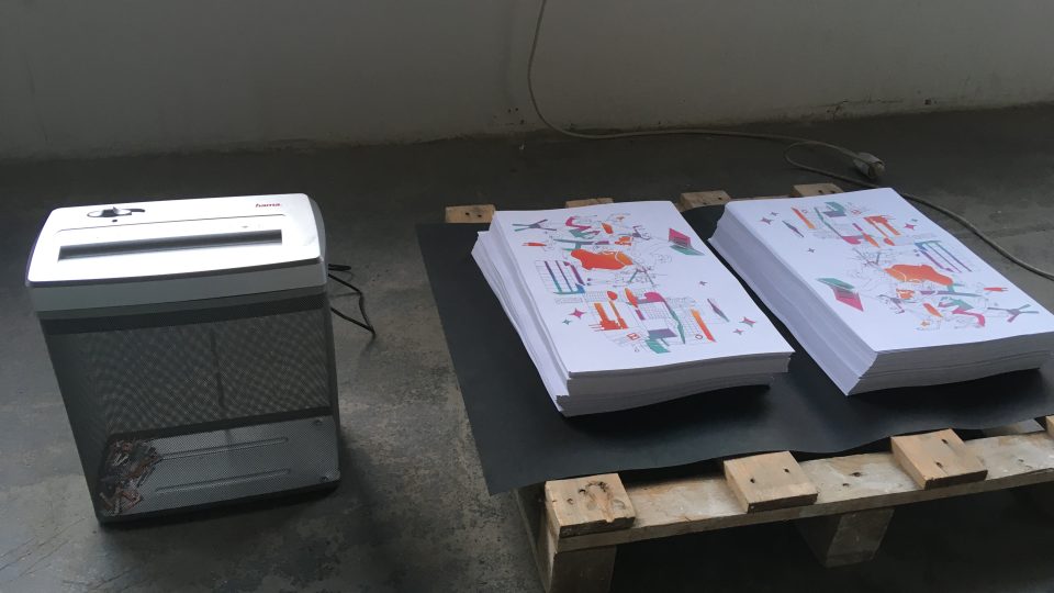 Za skartování slevové kartičky, která nás nutí utrácet a omezuje naši svobodu, si návštěvníci můžou odnést plakát „Svoboda vede lid do supermarketu“