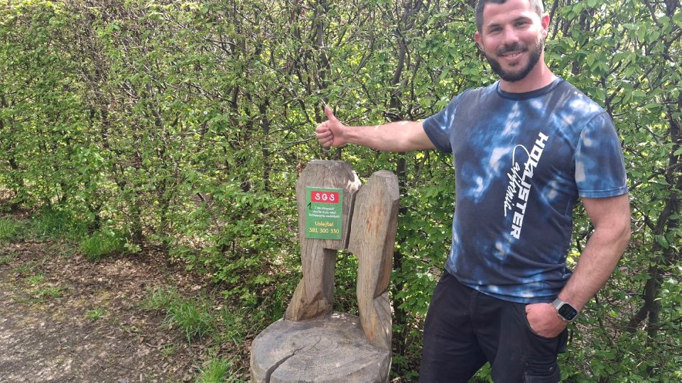 Záchranná odpočinková lavička s telefonním číslem na správce | foto: Zdeněk Zajíček, Český rozhlas Záchranná odpočinková lavička s telefonním číslem na správce