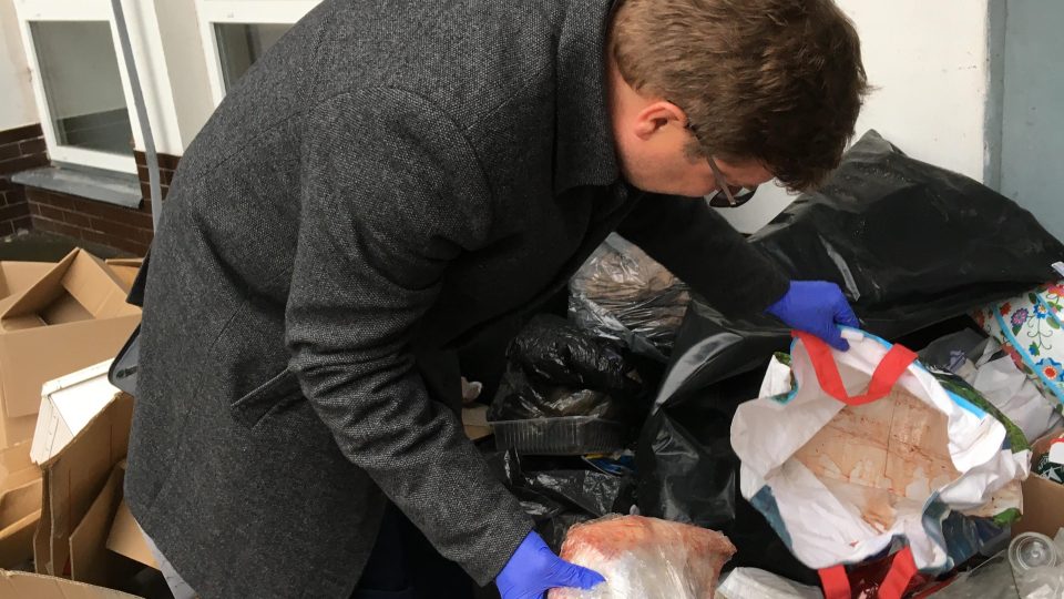 Tomáš Kotrlý při kontrole odpadků u krematoria v Ústí nad Labem