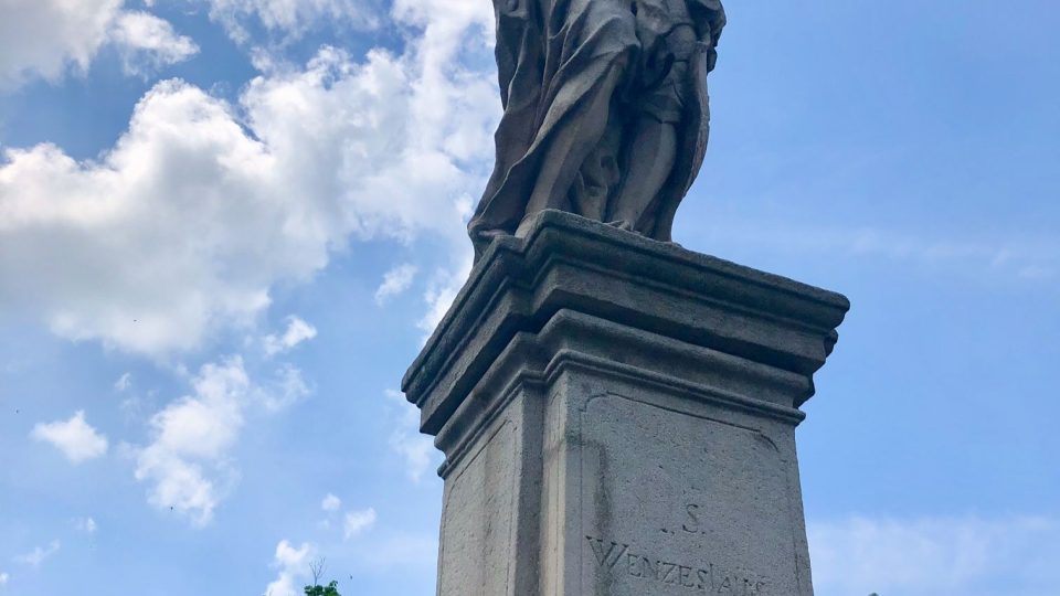 S kufříkem pořadu Na cestách u sv. Václava v Kladsku | foto: Petr Voldán, Český rozhlas S kufříkem pořadu Na cestách u sv. Václava v Kladsku