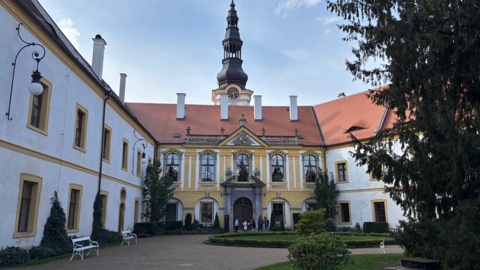 V podkroví děčínského zámku si návštěvníci můžou prohlédnout výstavu hodin a hodinek všeho druhu