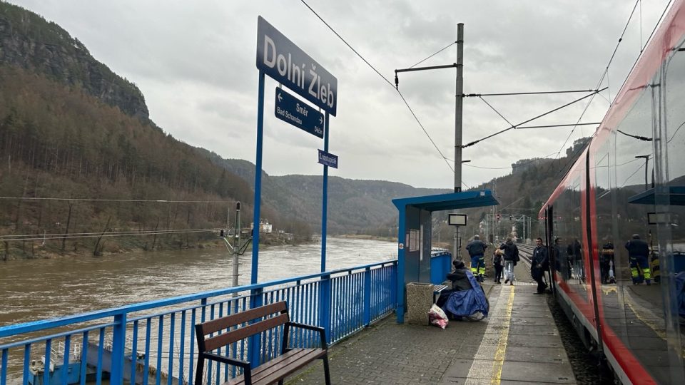 Obyvatelé Dolního Žlebu jsou stále odkázaní na vlakové spojení s Děčínem. Jedinou přístupovou silnici totiž zaplavilo Labe