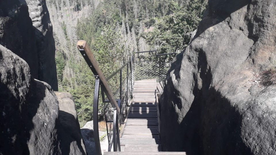 Na skalní hrádek Šaunštejn ve Vysoké Lípě vedou nová schodiště a žebříky