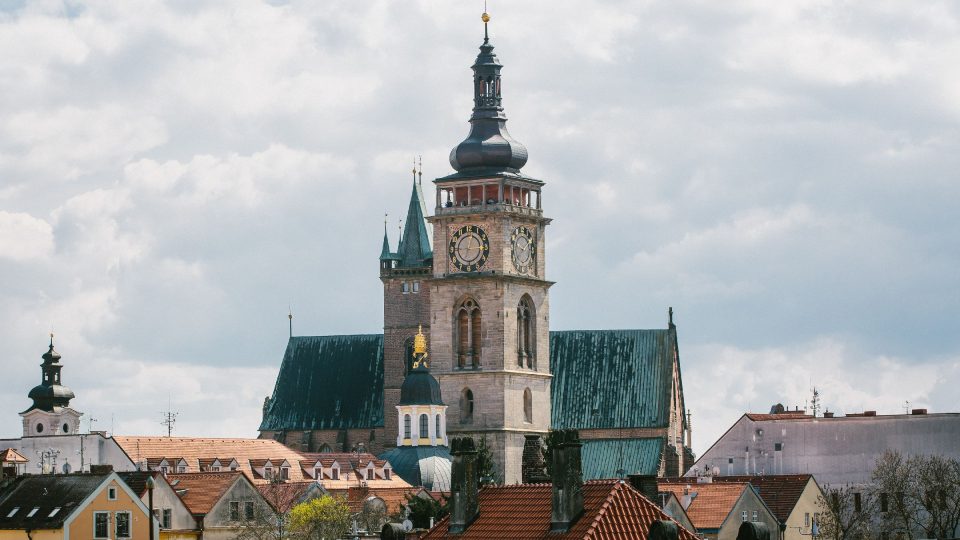 Katedrála sv. Ducha a před ní renesanční Bílá věž postavená z hořického pískovce a ukrývající třetí největší věžní zvon v Česku