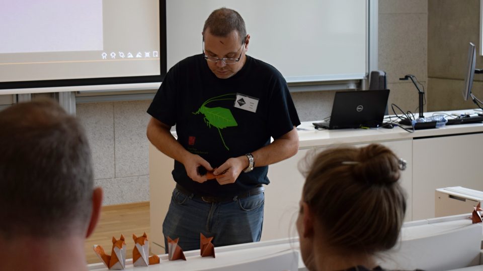 Na setkání tvůrců origami na ústecké univerzitě proběhl i workshop s francouzským origamistou Nicolasem Terrym