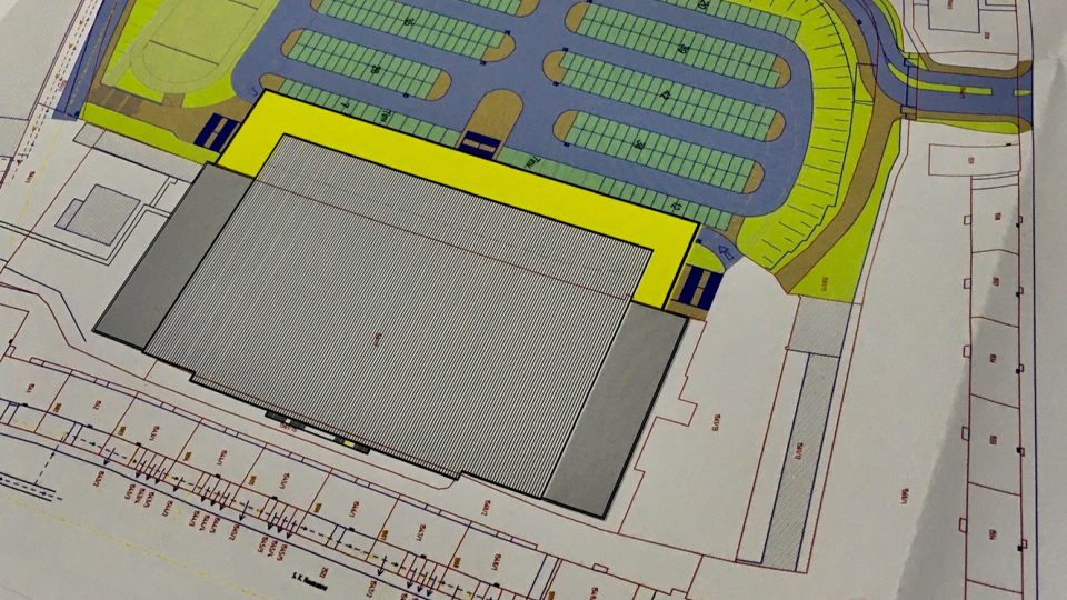 Šedá je stávající budova stadionu, žlutá část je přístavba, parkoviště vznikne na místě současného fotbalového hřiště