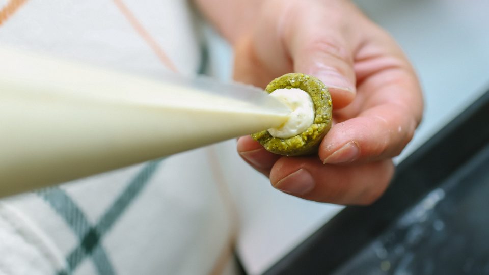 Do důlku plníme krém