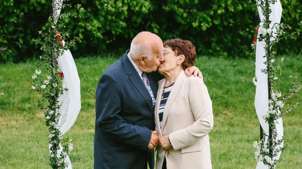 Manželé Mikešovi při polibku | foto: Jana Volková Manželé Mikešovi při polibku