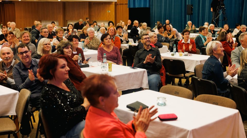 Plný sál šumperského divadla v netradičním zasedacím pořádku | foto: Jiří Šeda Plný sál šumperského divadla v netradičním zasedacím pořádku