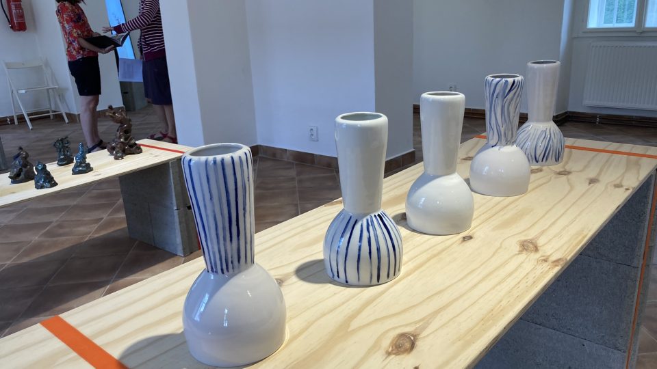 Studenti ateliéru design keramiky Fakulty umění a designu ústecké univerzity vystavují na teplickém zámku