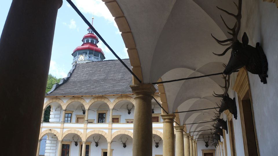 Tři patra arkád zdobí umělé hlavy jelenů s pravým parožím | foto: Aleš Spurný, Český rozhlas Tři patra arkád zdobí umělé hlavy jelenů s pravým parožím