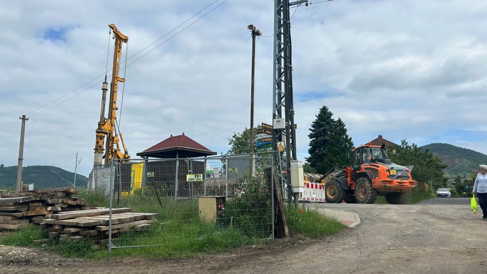 V Libochovanech na Litoměřicku začalo odstraňování dubnového sesuvu půdy