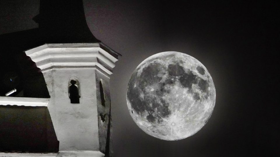 Superměsíc u věže děkanského kostela Všech svatých v Litoměřicích, 7. dubna 2020