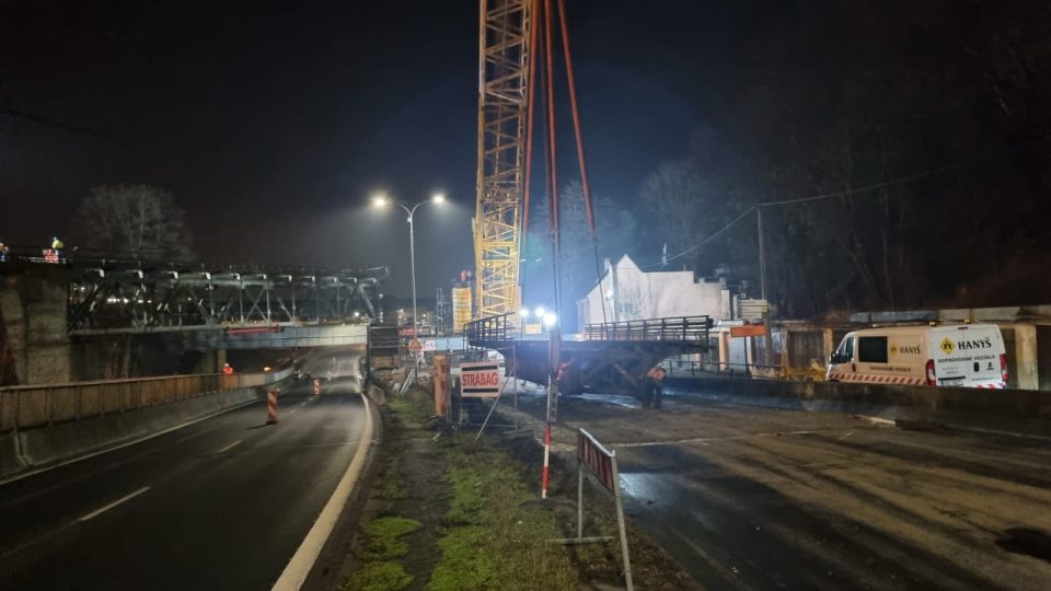 Stavbaři během noci demontovali ve Střelecké ulici v Ústí nad Labem jeden ze železničních mostů