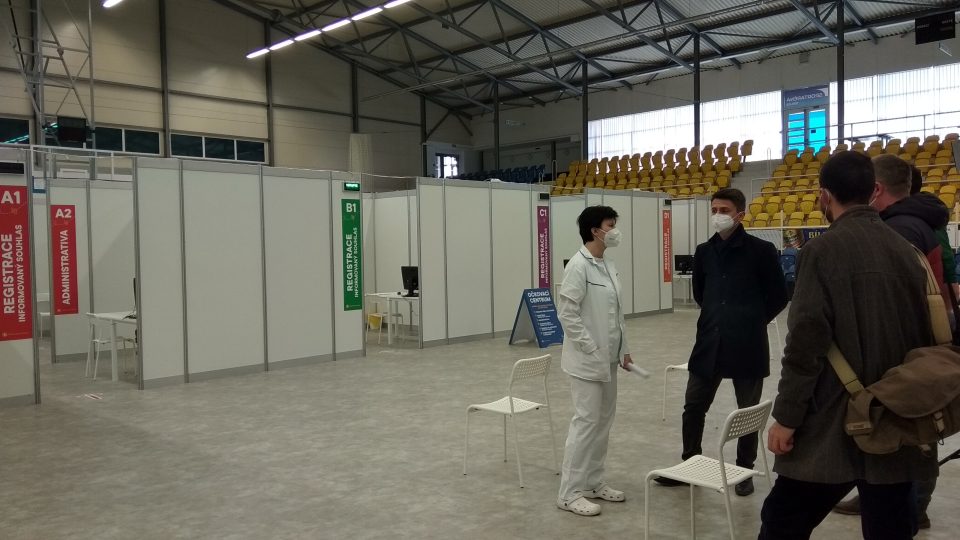 Očkovací centrum v Teplicích se přestěhovalo do sportovní haly