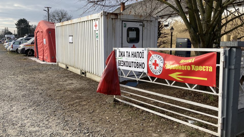 Hraniční přechod ve Velkých Slemencích je na slovensko-ukrajinské hranici nejméně využívaný. I tam ale najdou uprchlíci občerstvení, teplo a odvoz