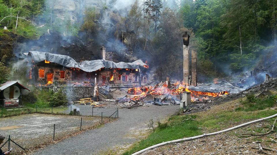 U Rynartic v národním parku České Švýcarsko shořely dvě historické chaty