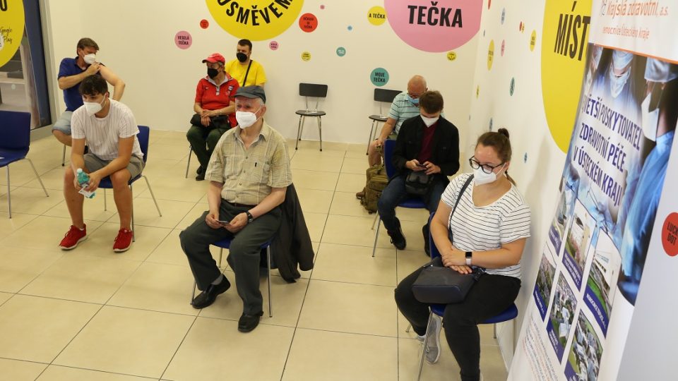 Očkovací centrum bez registrace v ústeckém obchodním centru Forum zahájilo provoz