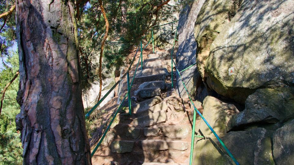 Na vyhlídku Zahrádka vede cesta místy i po schodech dolů