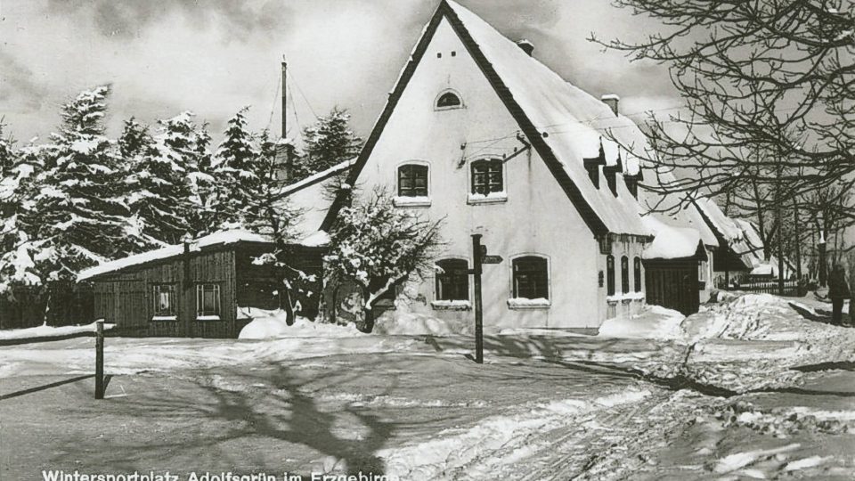 Hostinec Eduarda Hierscheho U města Drážďan v období kolem roku 1930. V popředí je vidět malá celnice (dřevěná bouda), která byla postavena před rokem 1900