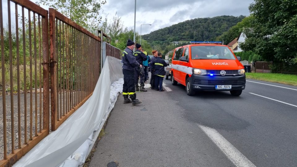 Hasiči a městské služby staví v Ústí nad Labem na Střekově protipovodňovou stěnu - má odolat dvacetileté vodě